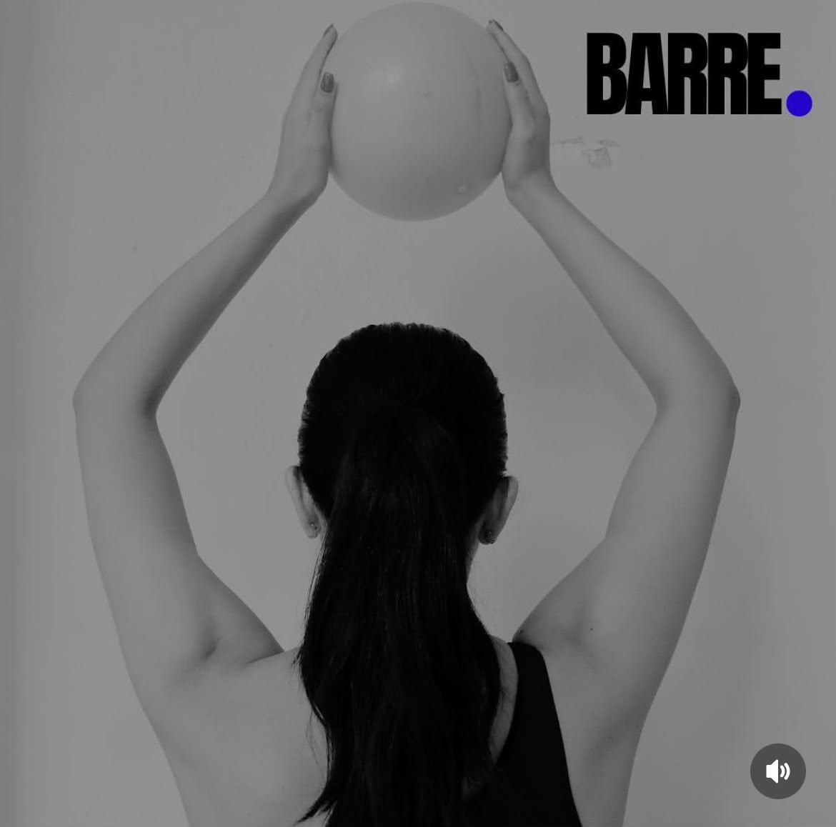 Una alumna de espaldas sostiene una pelota de barre por encima de la cabeza, en blanco y negro, junto al logo de Vitalia.